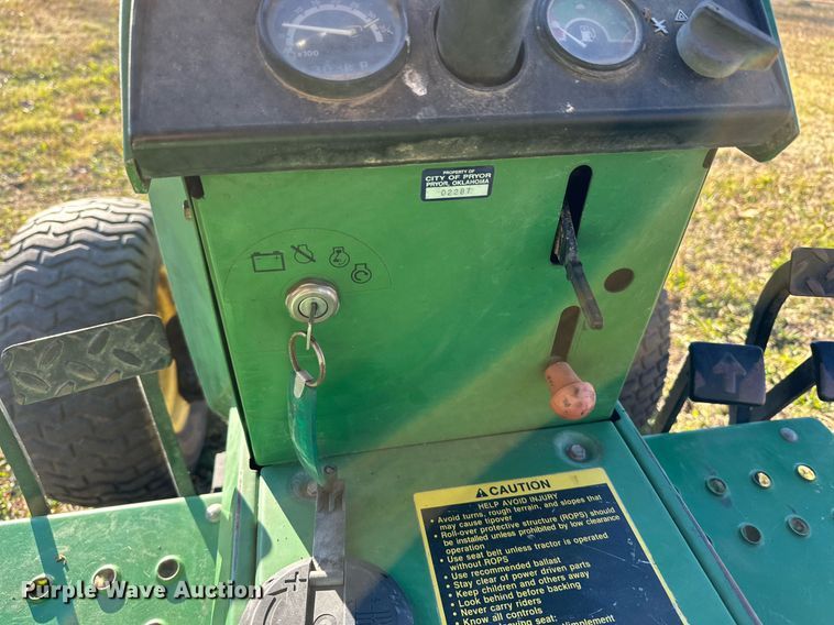 image for item NO9481 1994 John Deere 755  compactor tractor