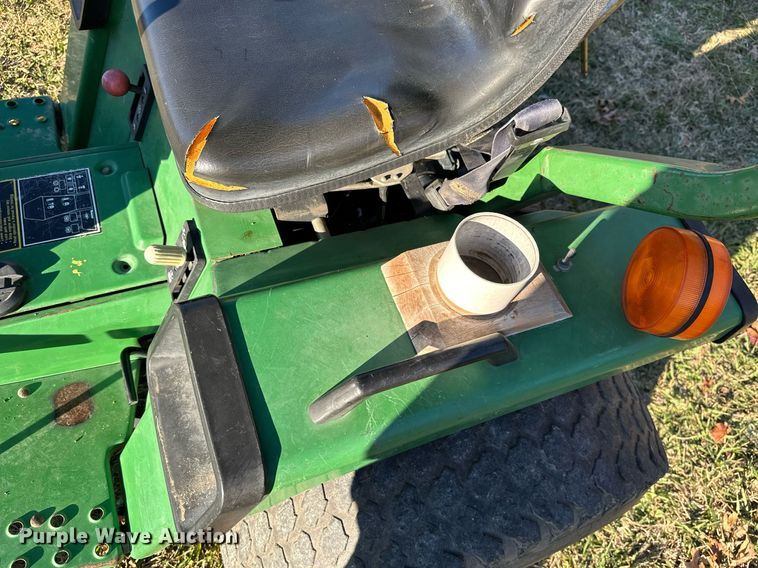 image for item NO9481 1994 John Deere 755  compactor tractor