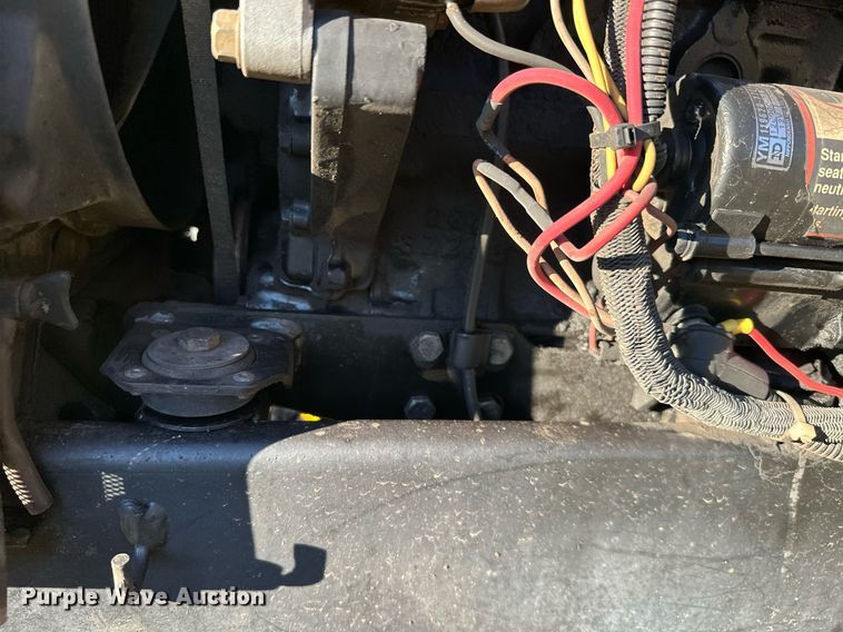 image for item NO9481 1994 John Deere 755  compactor tractor