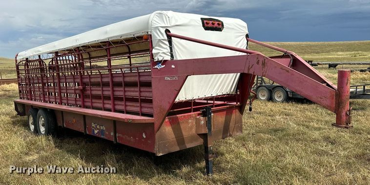 image for item NP9539 1989 Gooseneck 89-2426-F  Livestock Trailer