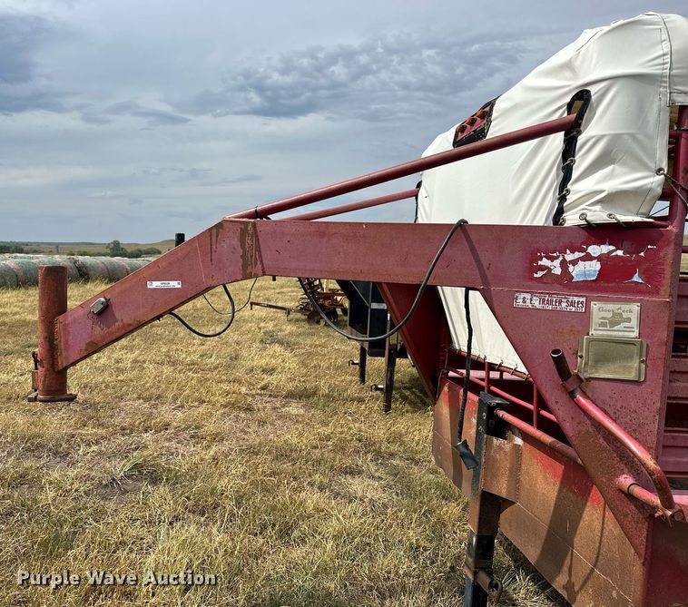 image for item NP9539 1989 Gooseneck 89-2426-F  Livestock Trailer