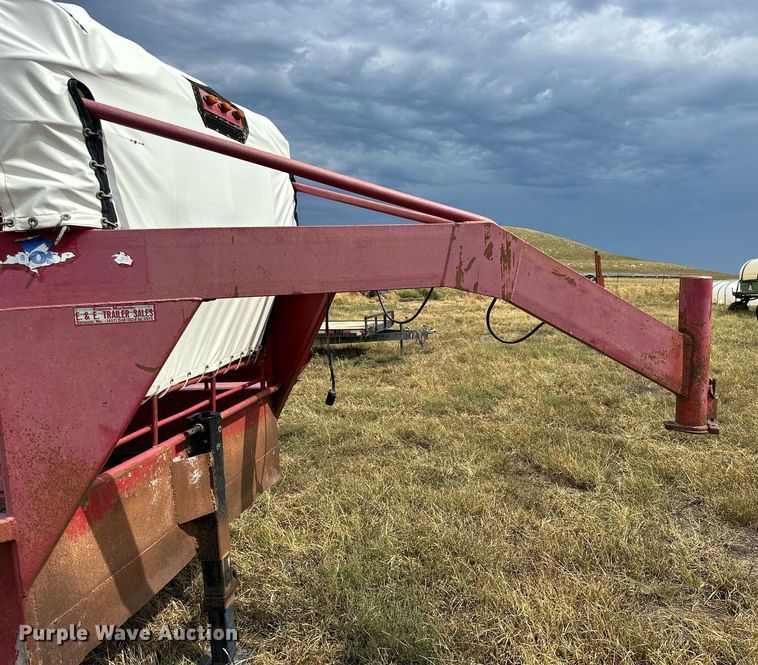 image for item NP9539 1989 Gooseneck 89-2426-F  Livestock Trailer