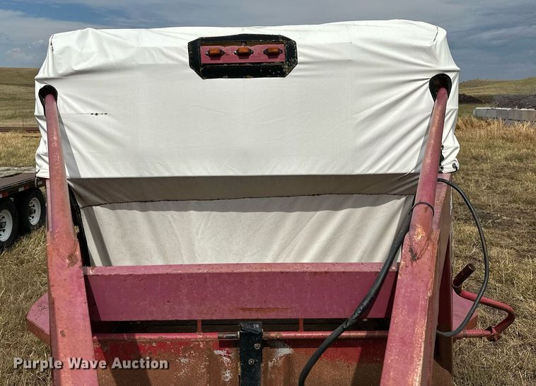 image for item NP9539 1989 Gooseneck 89-2426-F  Livestock Trailer