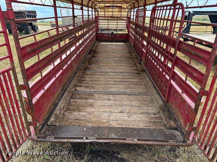 image for item NP9539 1989 Gooseneck 89-2426-F  Livestock Trailer