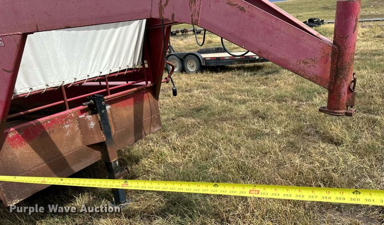 image for item NP9539 1989 Gooseneck 89-2426-F  Livestock Trailer