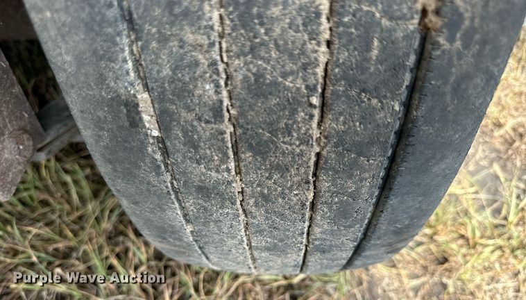 image for item NP9539 1989 Gooseneck 89-2426-F  Livestock Trailer