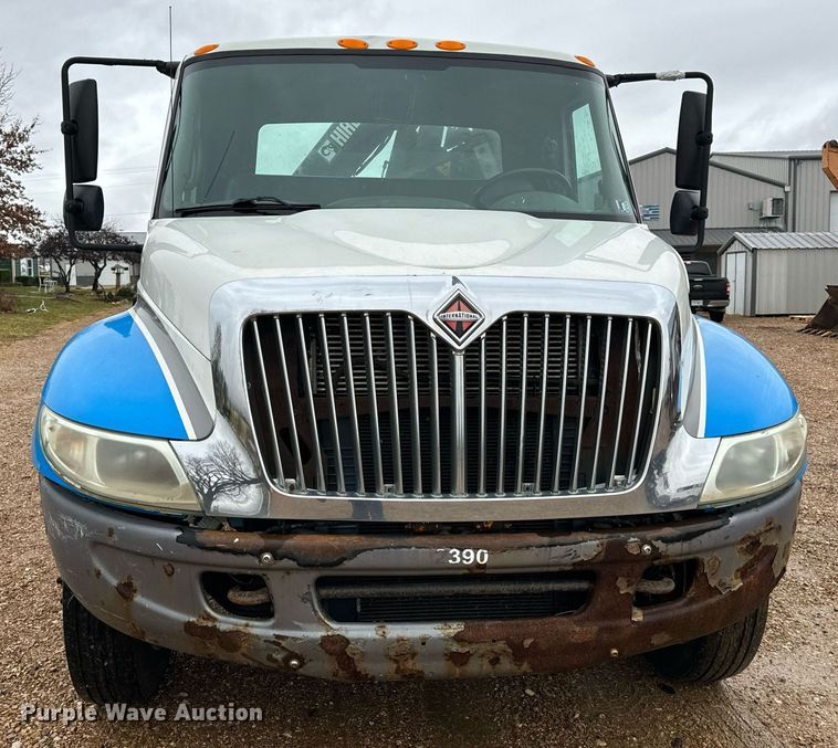 image for item DO2214 2004 International 4300  flatbed truck