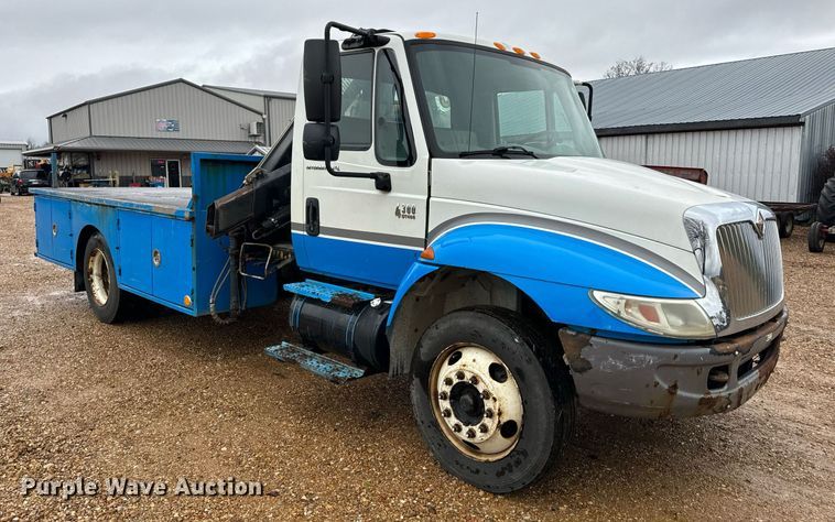 image for item DO2214 2004 International 4300  flatbed truck