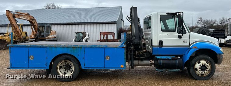 image for item DO2214 2004 International 4300  flatbed truck