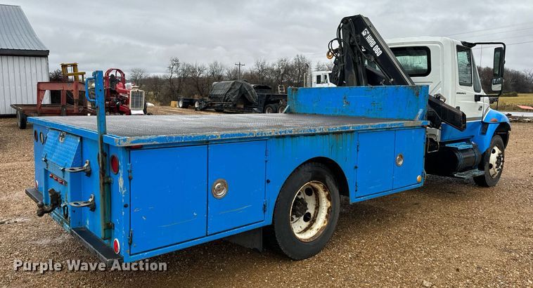 image for item DO2214 2004 International 4300  flatbed truck