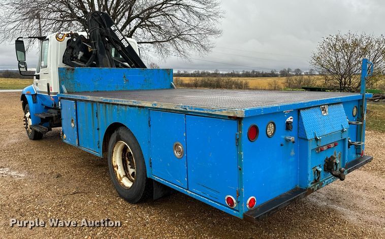 image for item DO2214 2004 International 4300  flatbed truck