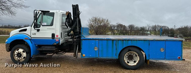 image for item DO2214 2004 International 4300  flatbed truck