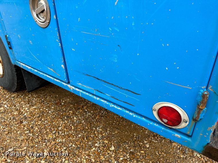 image for item DO2214 2004 International 4300  flatbed truck