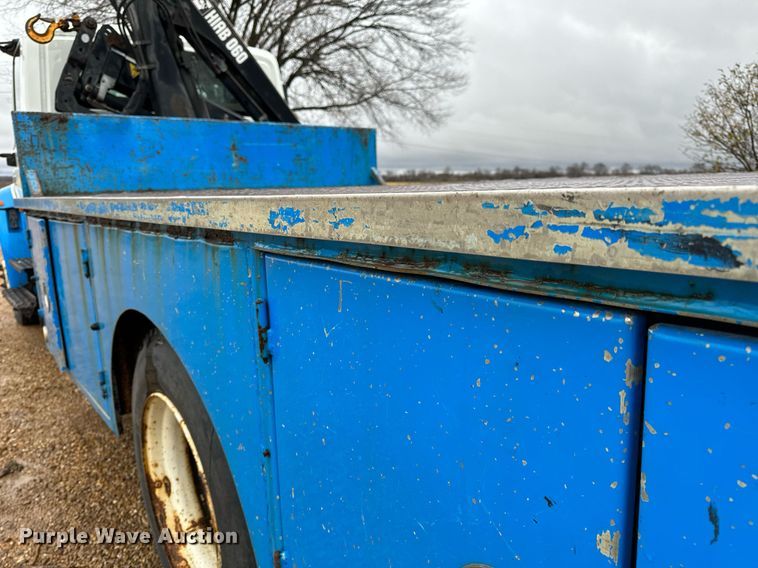 image for item DO2214 2004 International 4300  flatbed truck