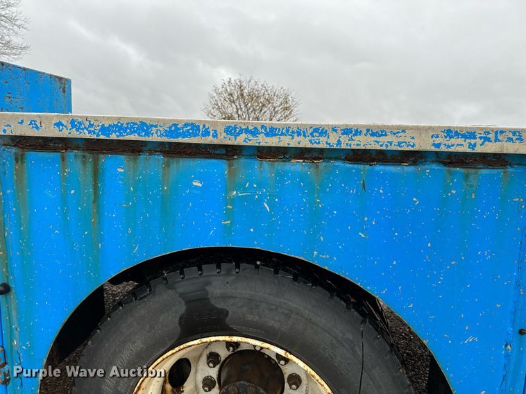 image for item DO2214 2004 International 4300  flatbed truck