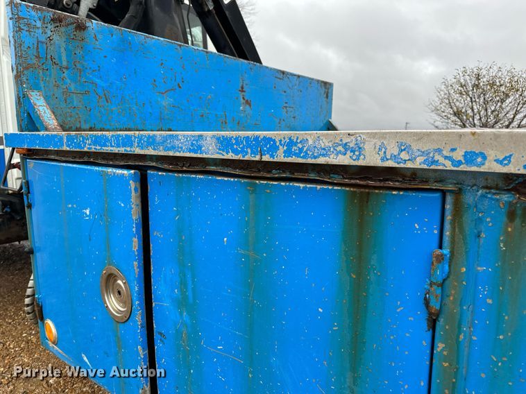 image for item DO2214 2004 International 4300  flatbed truck