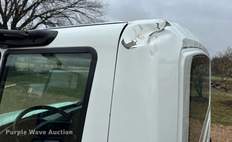 image for item DO2214 2004 International 4300  flatbed truck