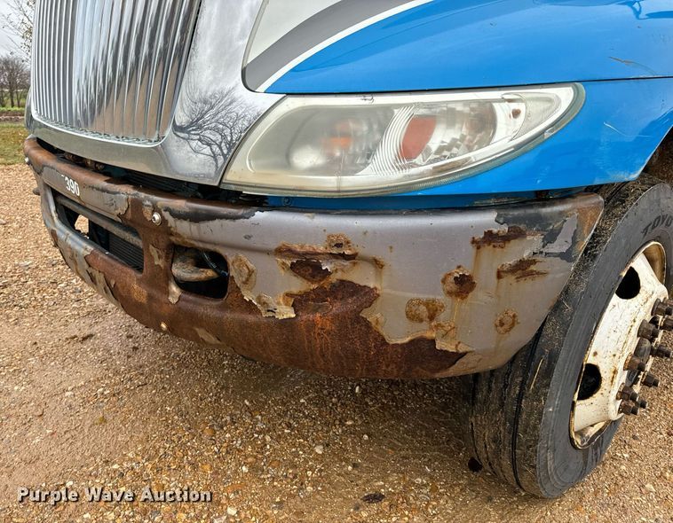 image for item DO2214 2004 International 4300  flatbed truck