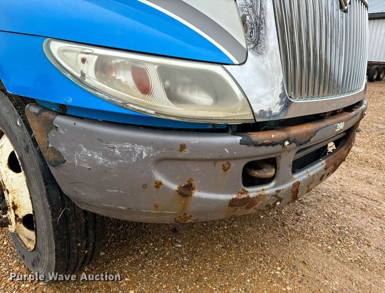 image for item DO2214 2004 International 4300  flatbed truck