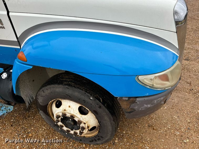 image for item DO2214 2004 International 4300  flatbed truck