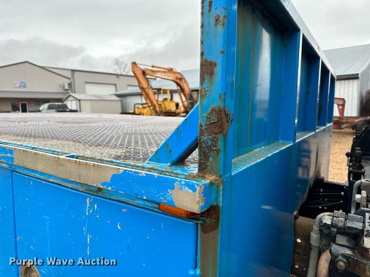 image for item DO2214 2004 International 4300  flatbed truck