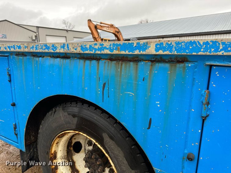 image for item DO2214 2004 International 4300  flatbed truck