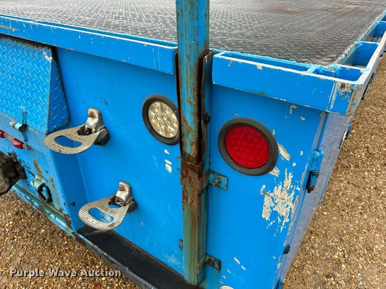 image for item DO2214 2004 International 4300  flatbed truck