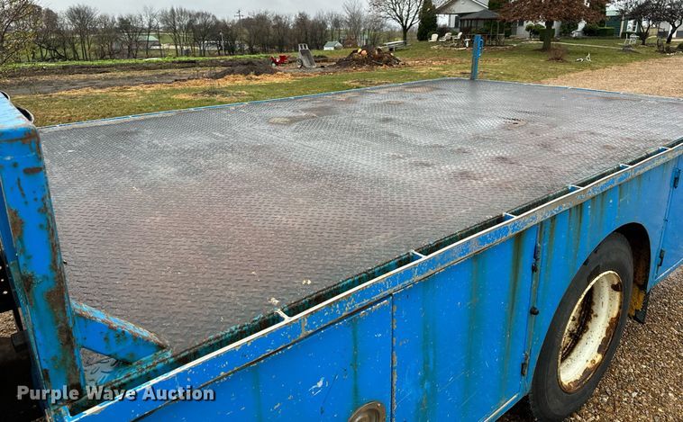 image for item DO2214 2004 International 4300  flatbed truck