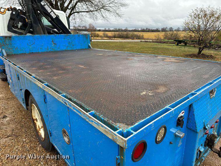 image for item DO2214 2004 International 4300  flatbed truck