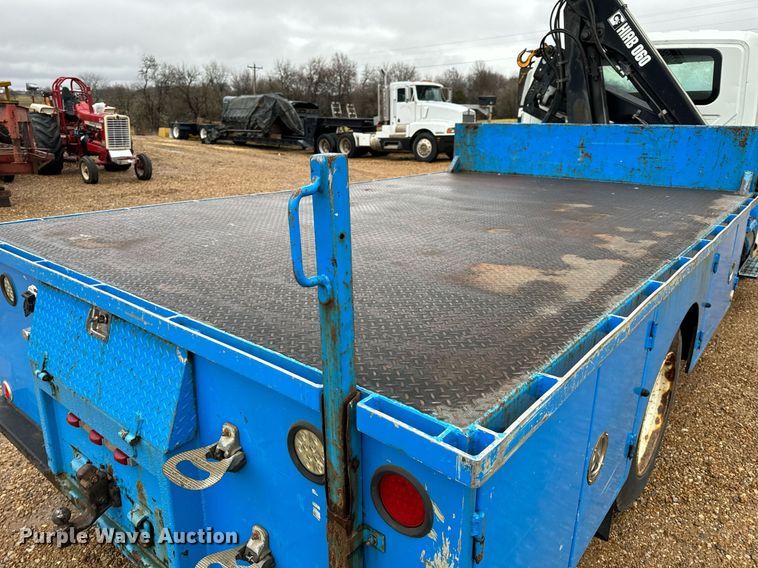 image for item DO2214 2004 International 4300  flatbed truck