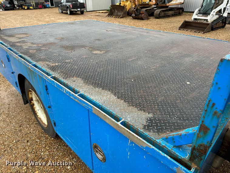 image for item DO2214 2004 International 4300  flatbed truck