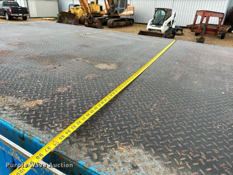 image for item DO2214 2004 International 4300  flatbed truck