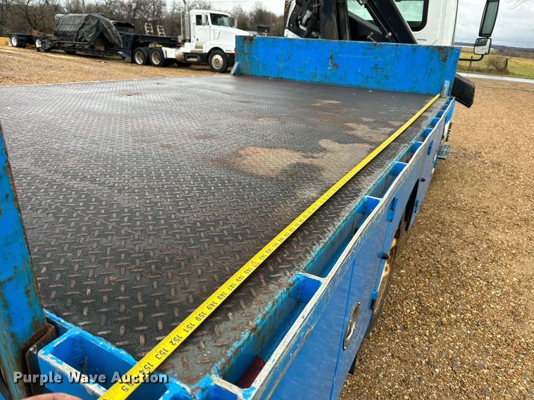 image for item DO2214 2004 International 4300  flatbed truck