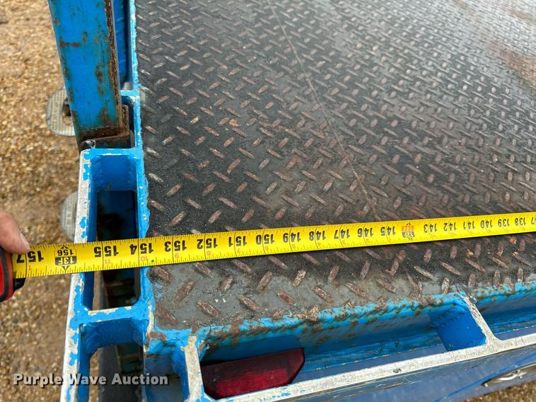 image for item DO2214 2004 International 4300  flatbed truck