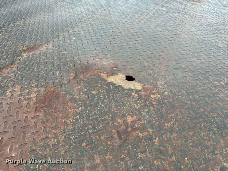 image for item DO2214 2004 International 4300  flatbed truck