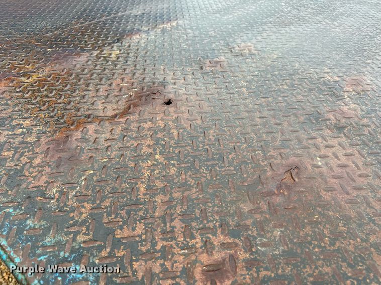 image for item DO2214 2004 International 4300  flatbed truck