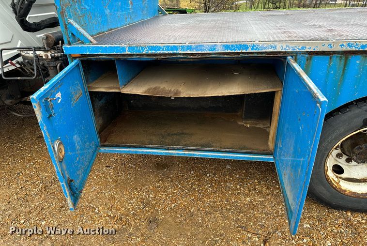 image for item DO2214 2004 International 4300  flatbed truck