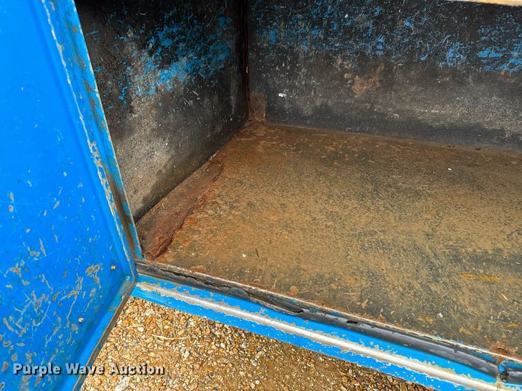 image for item DO2214 2004 International 4300  flatbed truck