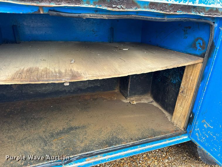 image for item DO2214 2004 International 4300  flatbed truck