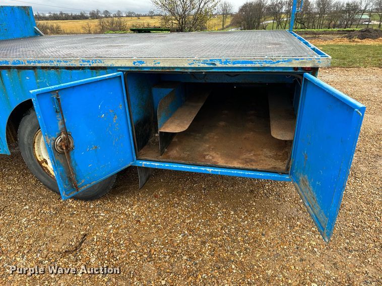 image for item DO2214 2004 International 4300  flatbed truck