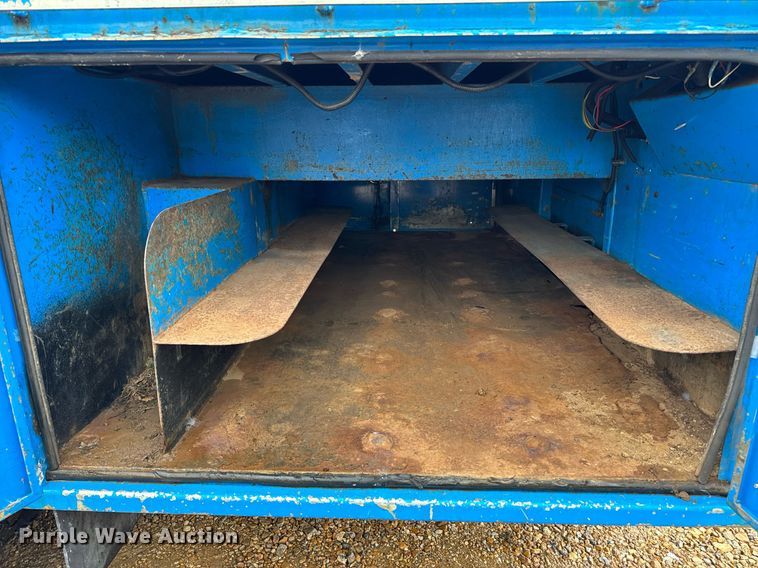 image for item DO2214 2004 International 4300  flatbed truck