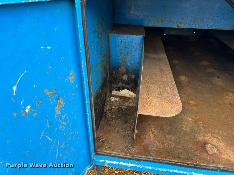 image for item DO2214 2004 International 4300  flatbed truck