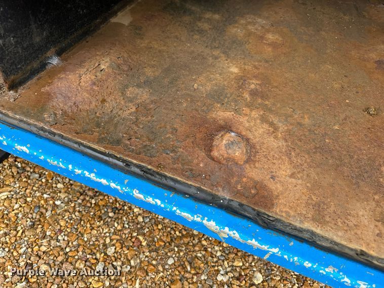 image for item DO2214 2004 International 4300  flatbed truck