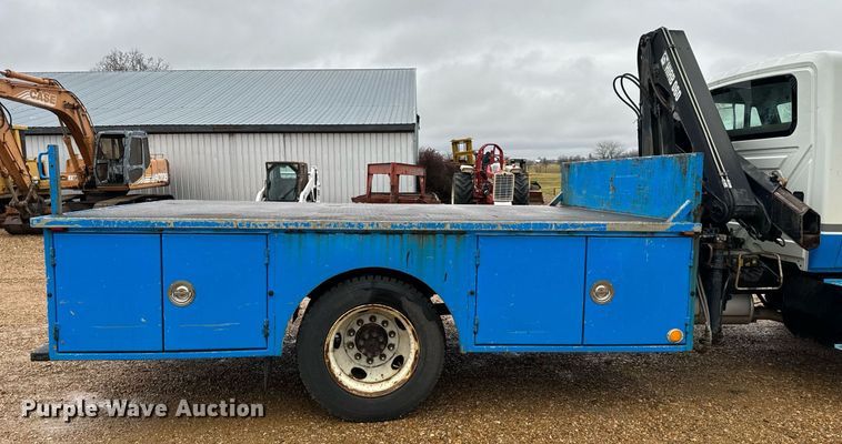 image for item DO2214 2004 International 4300  flatbed truck