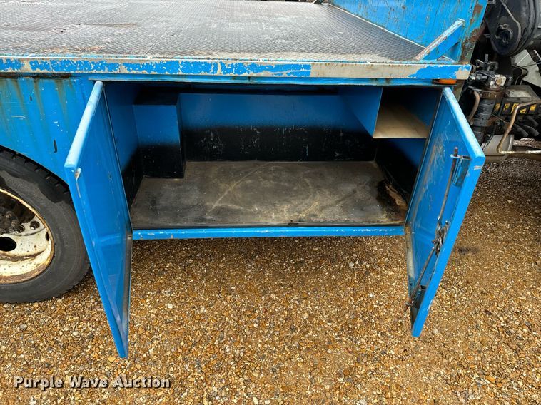 image for item DO2214 2004 International 4300  flatbed truck