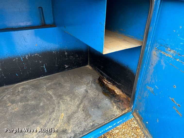 image for item DO2214 2004 International 4300  flatbed truck