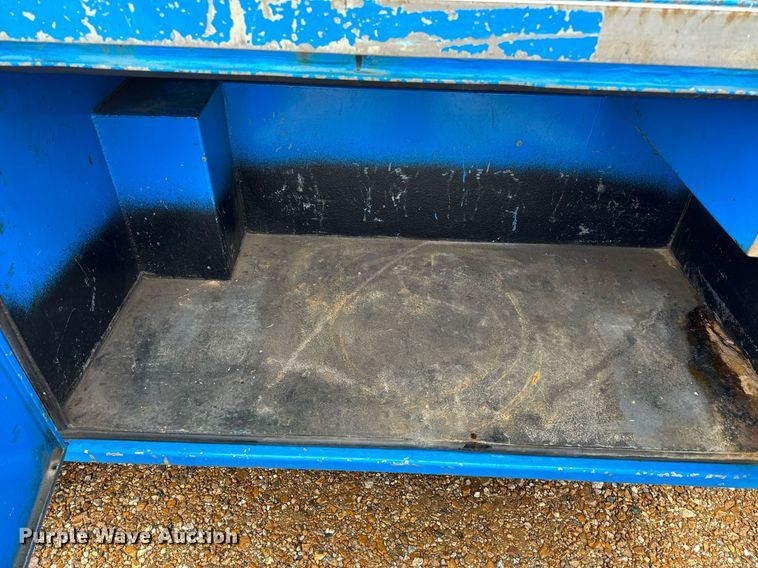 image for item DO2214 2004 International 4300  flatbed truck