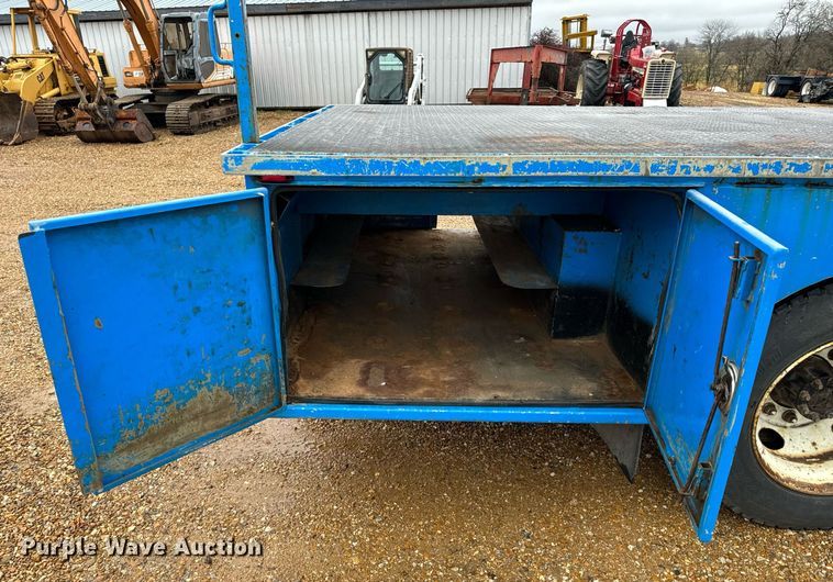 image for item DO2214 2004 International 4300  flatbed truck