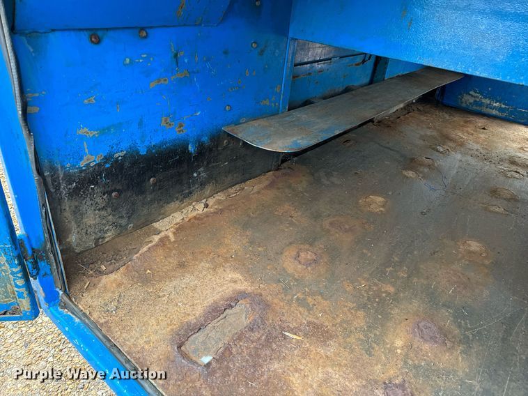 image for item DO2214 2004 International 4300  flatbed truck