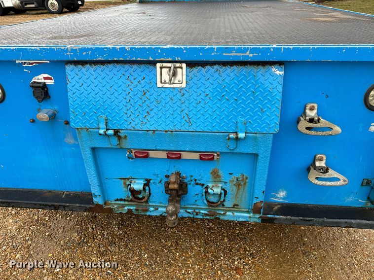 image for item DO2214 2004 International 4300  flatbed truck